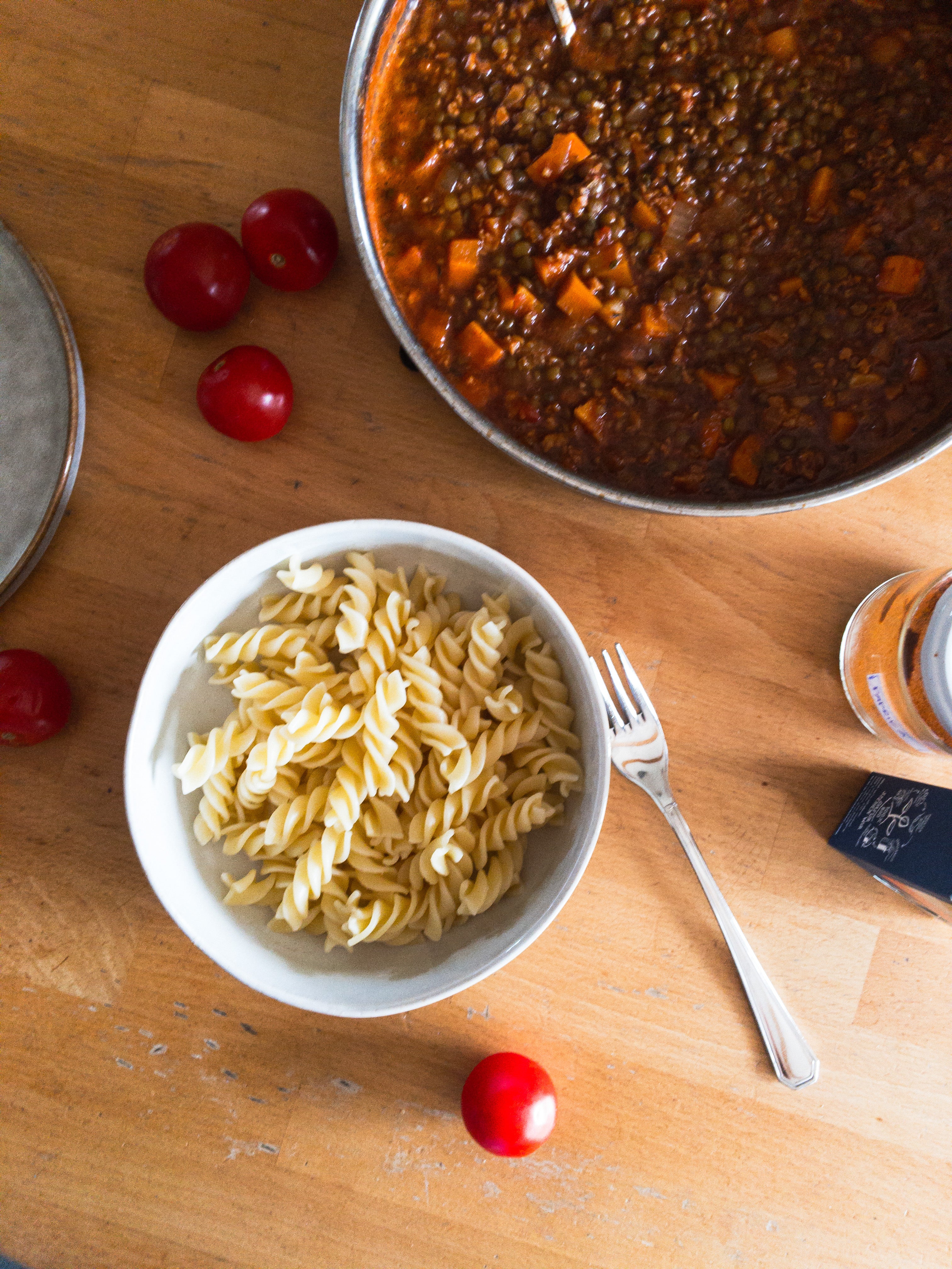 Linsenbolognese mit Möhren und Sellerie: Pasta für die ganze Familie